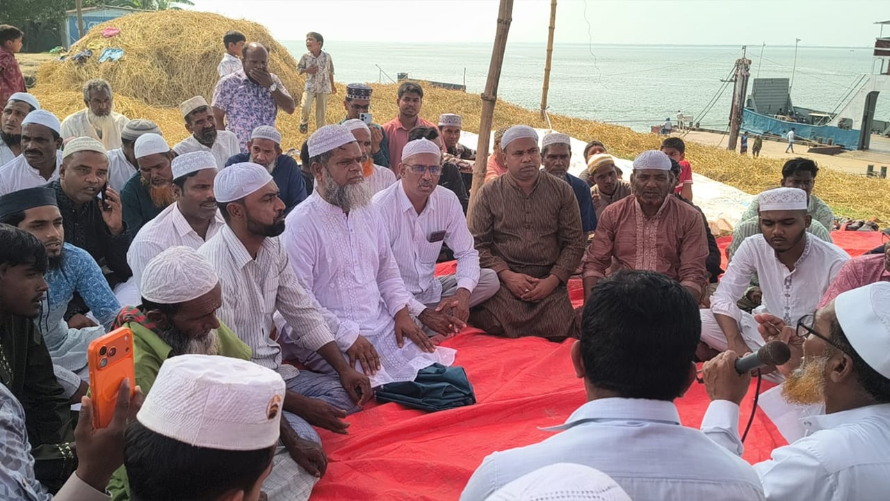 দৌলতদিয়ায় বাস ডুবিতে নিহতদের স্মরণে দোয়া