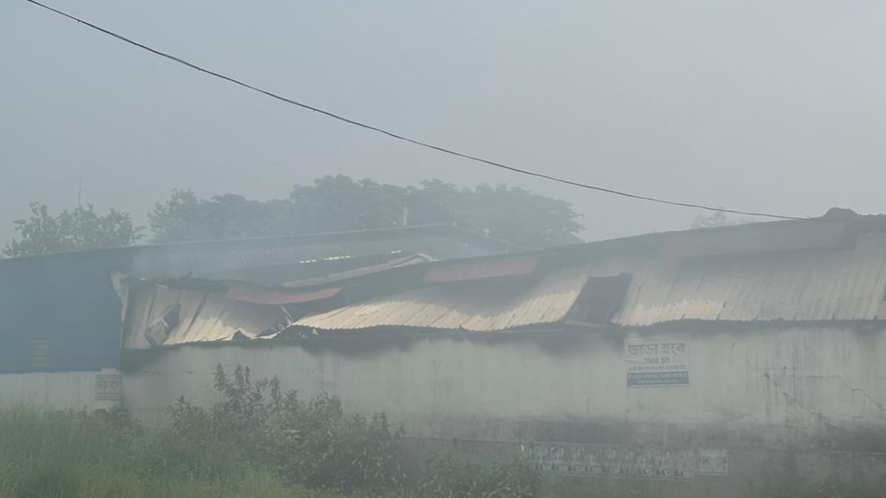ডেমরায় কালি কারখানায় আগুন, ৮ ইউনিটের চেষ্টায় নিয়ন্ত্রণে