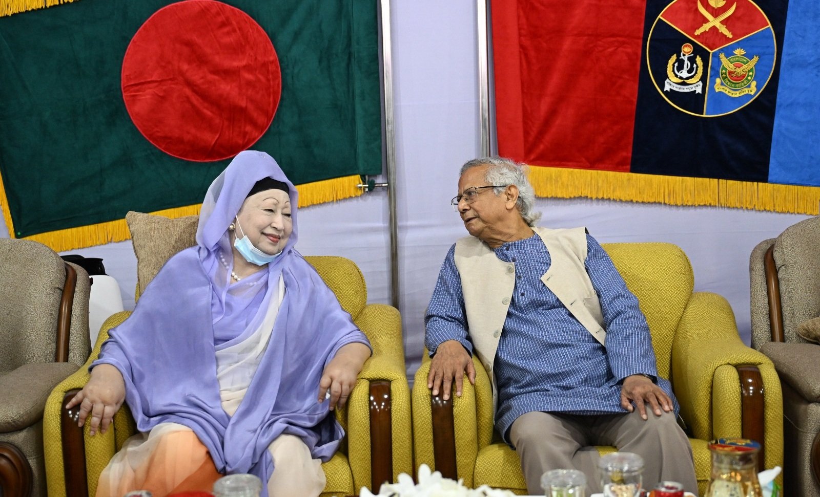 সেনাকুঞ্জে খালেদা জিয়া ও ড. ইউনূসের কুশল বিনিময়