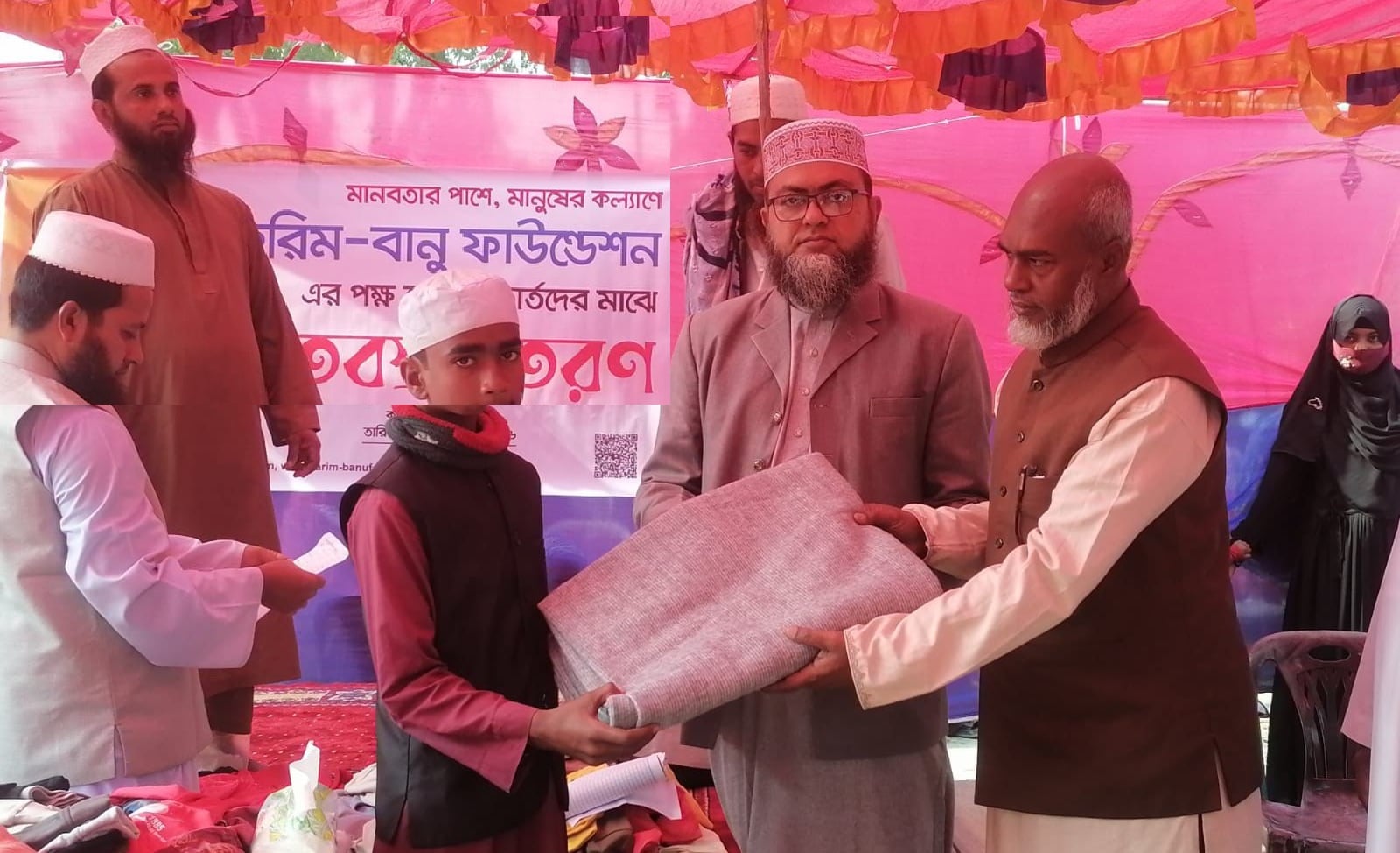 লক্ষ্মীপুরে করিম-বানু ফাউন্ডেশনের শীতবস্ত্র বিতরণ