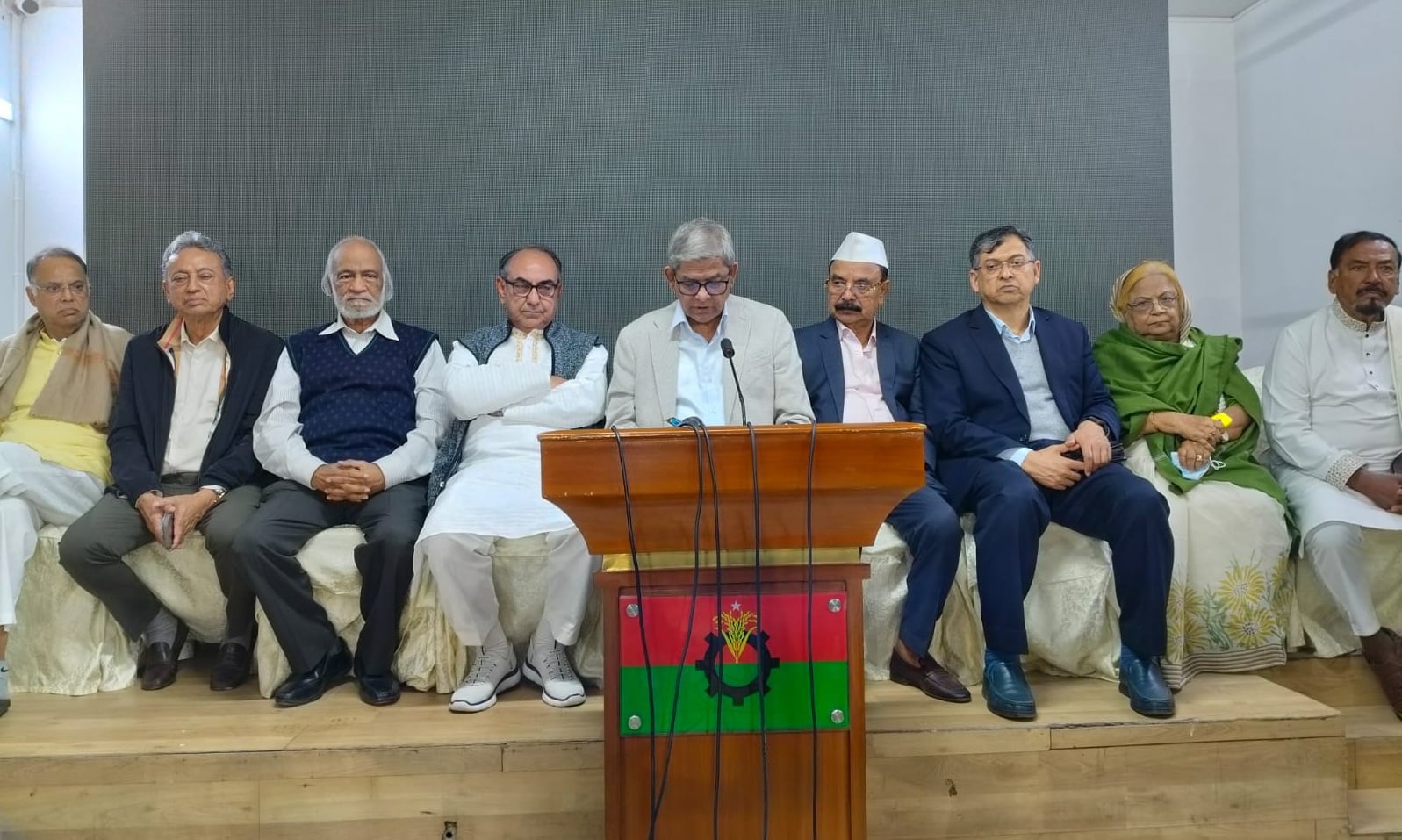 চলমান হামলার ঘটনায় নির্বাচনকে অনিশ্চিত করার ষড়যন্ত্র বলছে বিএনপি