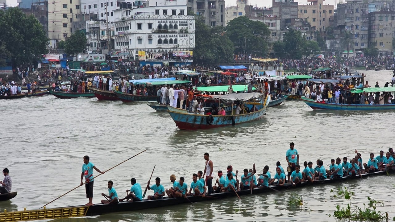 বুড়িগঙ্গার বুকে ঐতিহ্যের নৌকা বাইচ