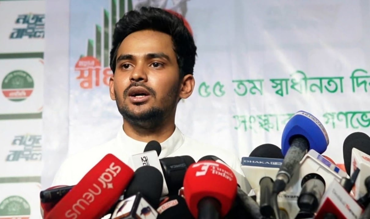 সরকারের ঘনিষ্ঠ কেউ তেল মজুত করছে: আসিফ মাহমুদ