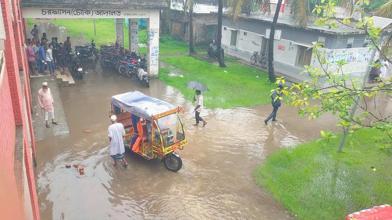 সামান্য বৃষ্টিতেই আদালত প্রাঙ্গণে জলাবদ্ধতা, নিরসনে ৪৬ লাখ টাকার প্রকল্প