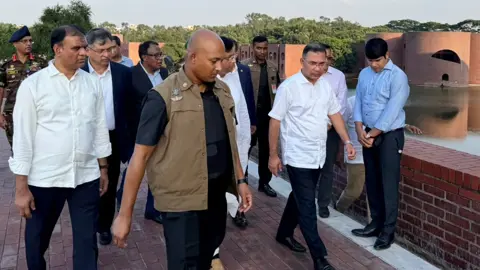 সংসদ ভবন প্রাঙ্গণ পরিচ্ছন্ন রাখা ও সংস্কারের নির্দেশ প্রধানমন্ত্রীর