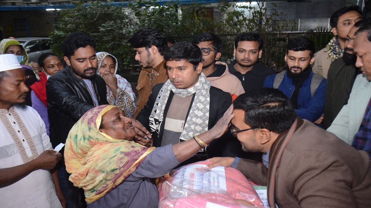 খালেদা জিয়ার রুহের মাগফেরাত কামনায় ছাত্রদলের কম্বল বিতরণ