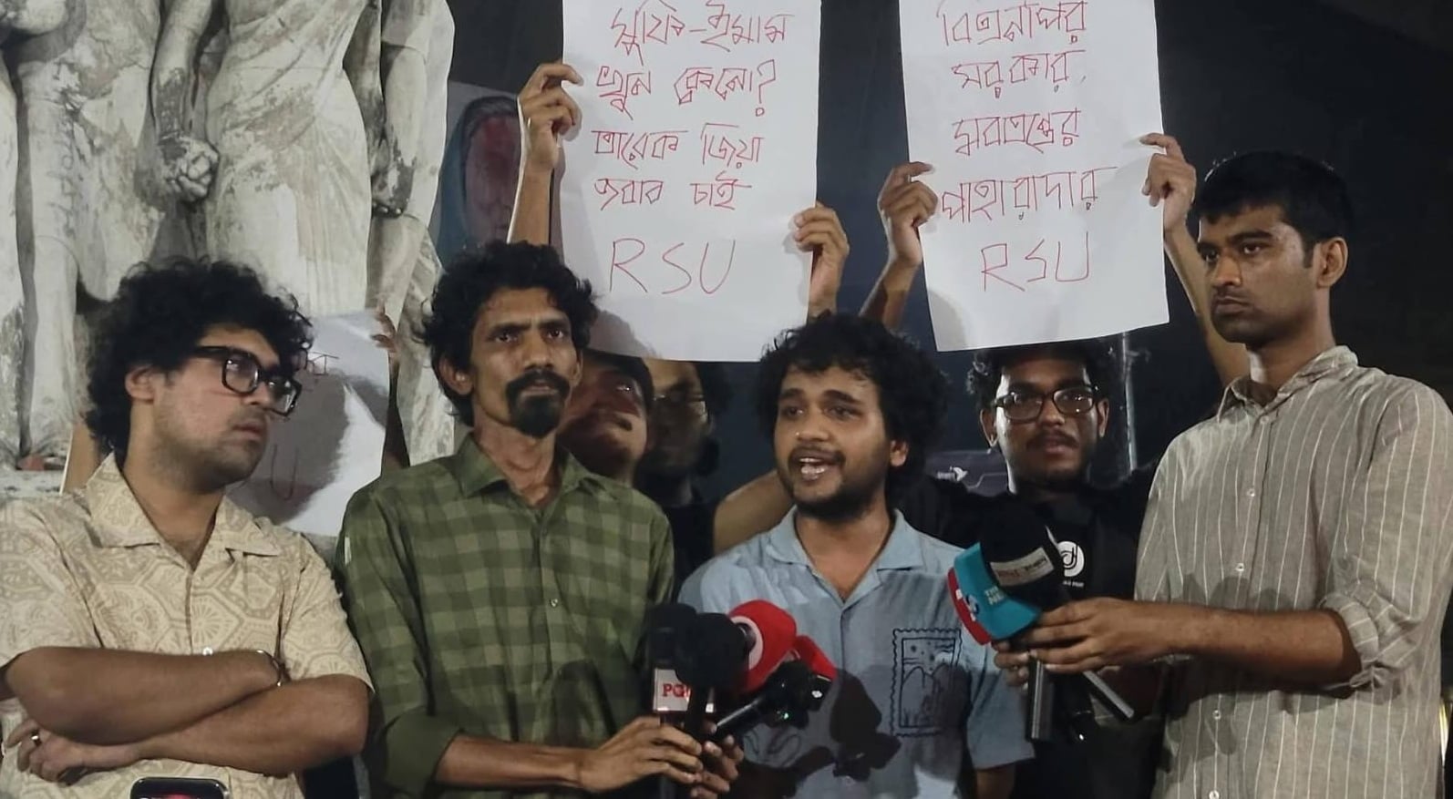 কুষ্টিয়ায় মাজারে হামলা ও পীর হত্যার প্রতিবাদে ঢাবিতে বিক্ষোভ