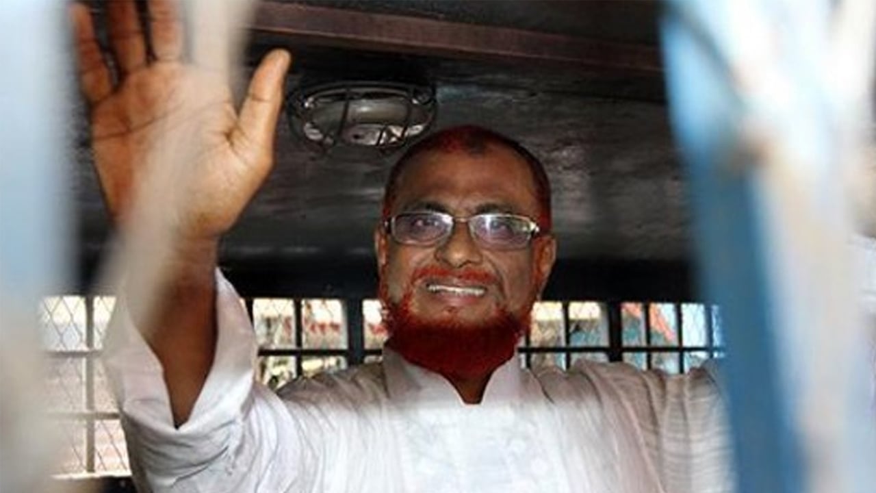 আদালত প্রাঙ্গণে জামায়াত নেতাকর্মীদের শোকরানা নামাজ
