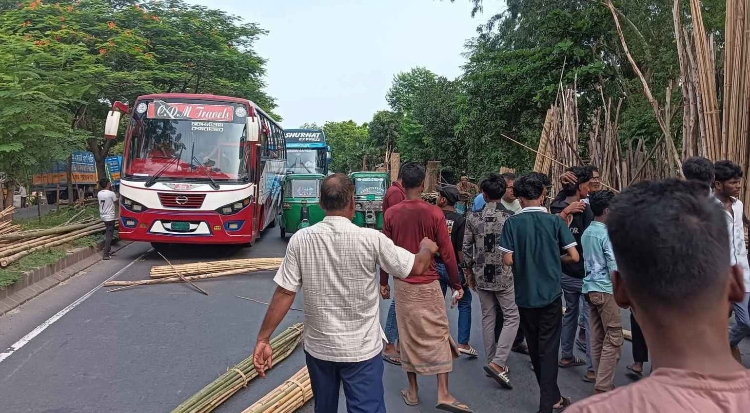 ঢাকা-চট্টগ্রাম মহাসড়কে আগুন জ্বালিয়ে অবরোধ, দুর্ভোগে যাত্রীরা