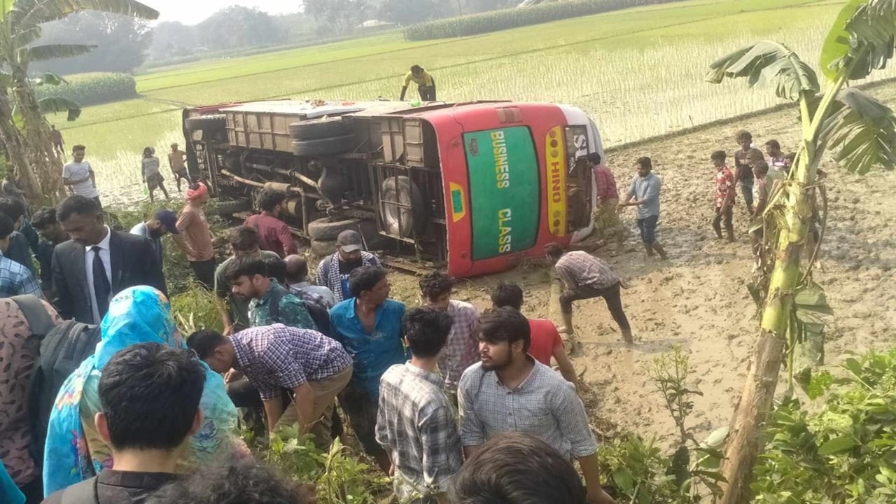 ইসলামী বিশ্ববিদ্যালয়ের বাস উল্টে আহত ২০ শিক্ষার্থী