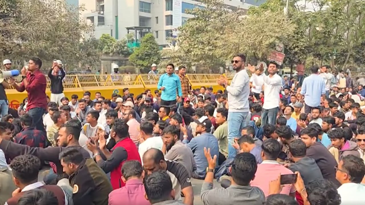 দ্বিতীয় দিনের মতো নির্বাচন কমিশন ঘেরাও করল ছাত্রদল