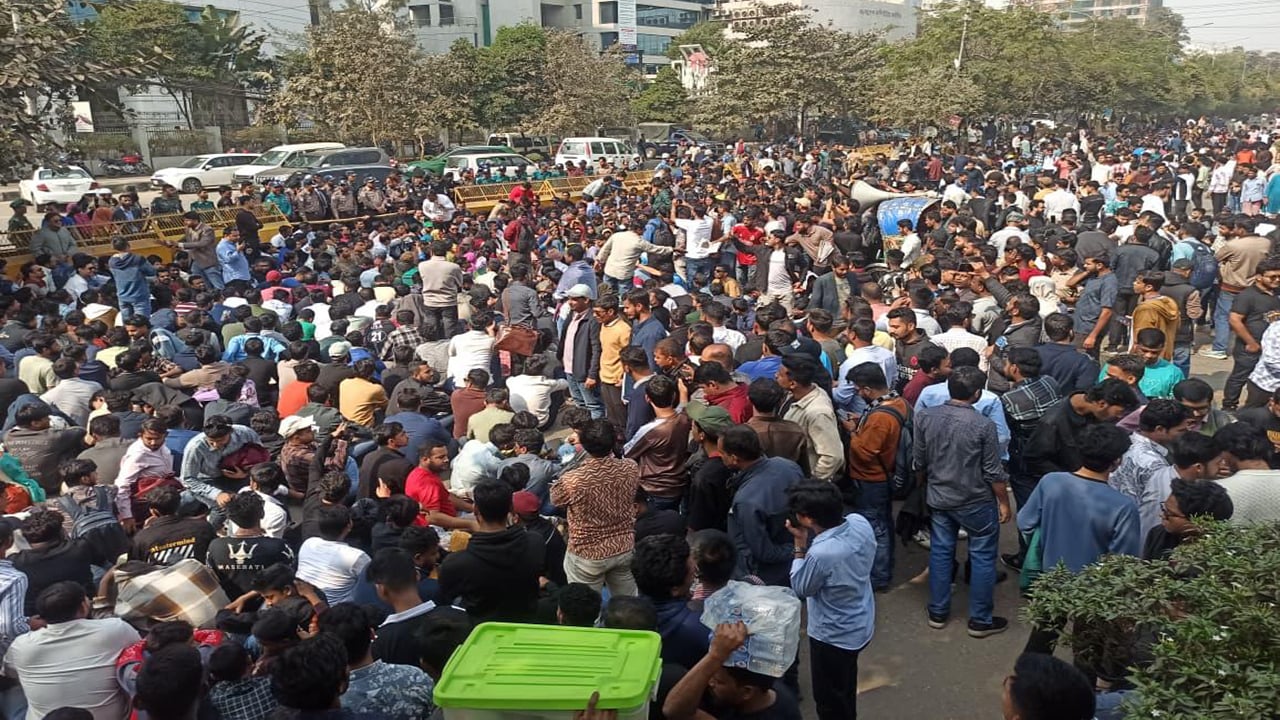 ছাত্রদলের নির্বাচন কমিশন ভবন ঘেরাও