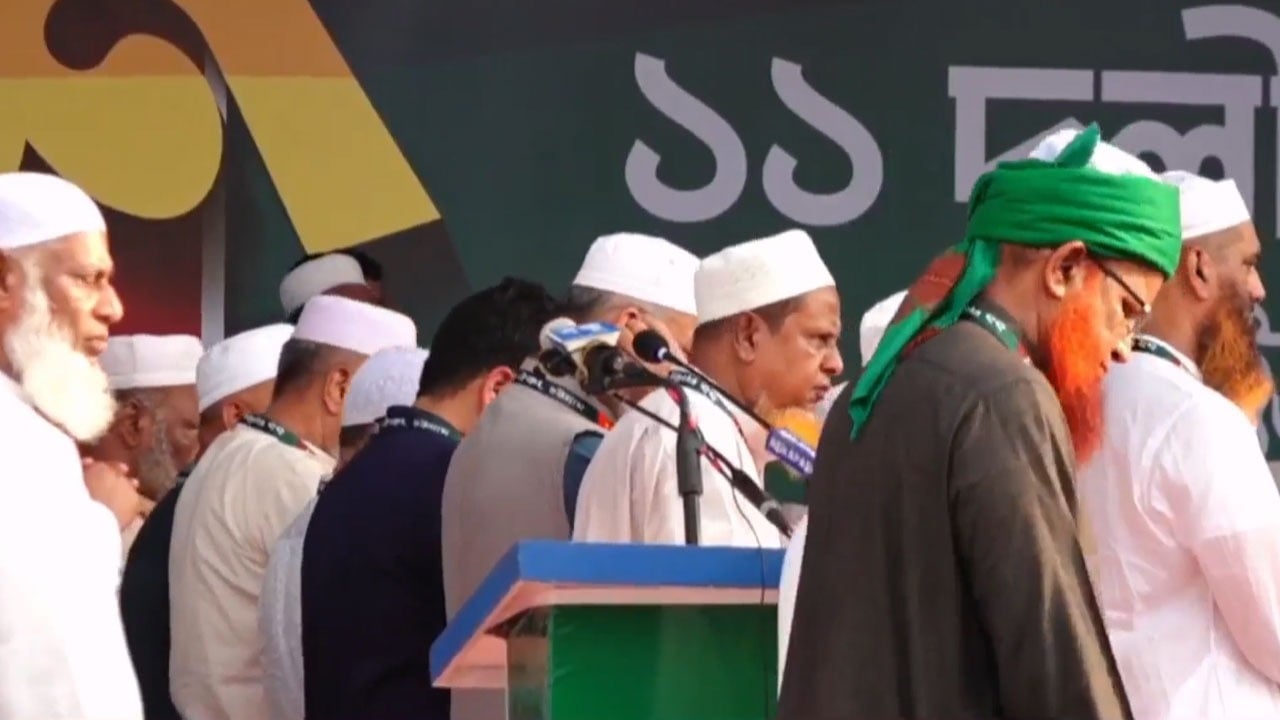 ১১ দলীয় ঐক্যের সমাবেশের মাঝেই নামাজের বিরতি