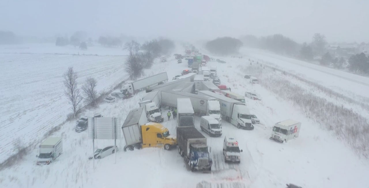 যুক্তরাষ্ট্রের মিশিগানে তুষারঝড়ে শতাধিক গাড়ির সংঘর্ষ