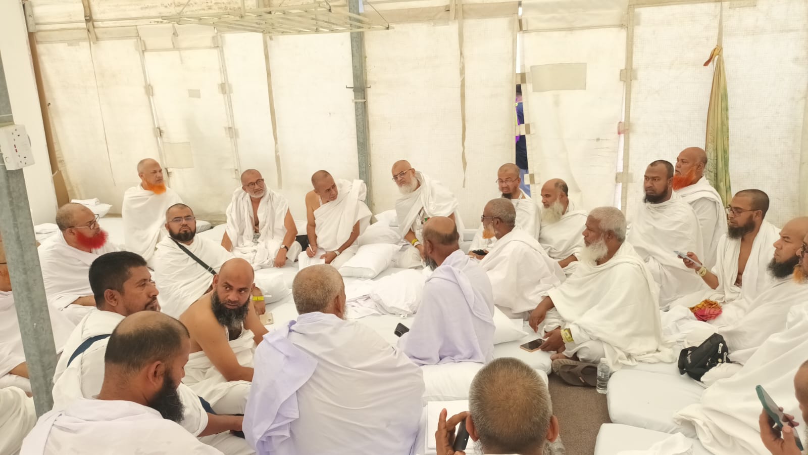 লাব্বাইক ধ্বনিতে মুখর মিনার প্রান্তর, হাজীদের খোঁজ নিচ্ছেন ধর্মমন্ত্রী