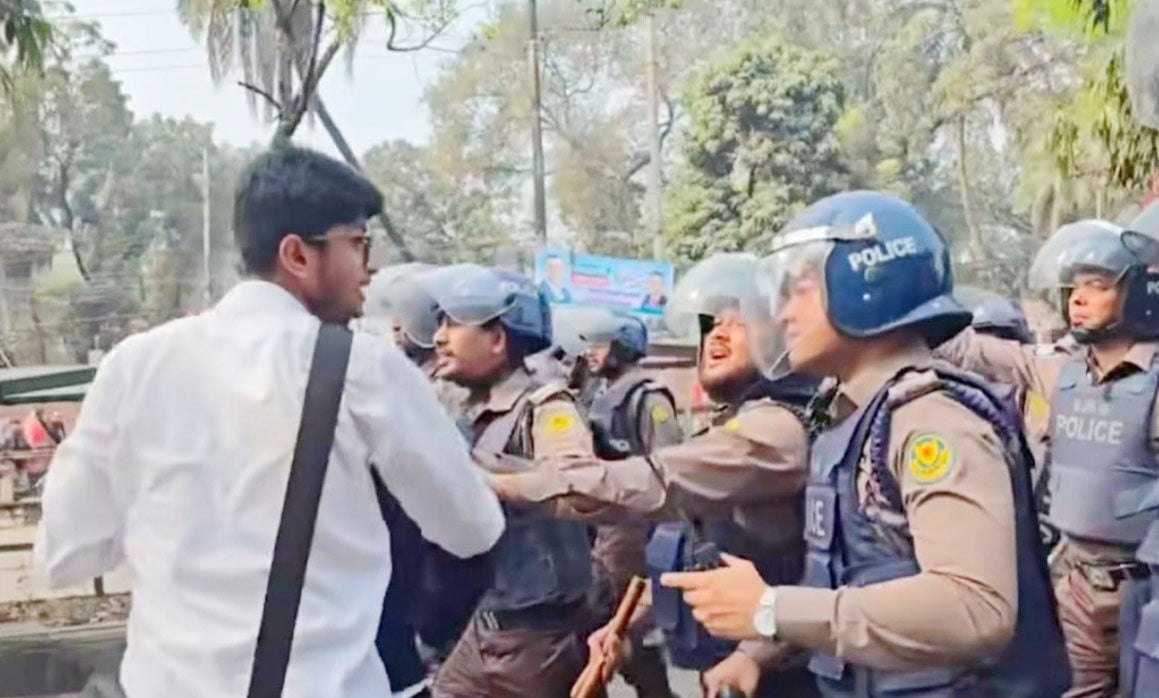 শিক্ষার্থীদের সঙ্গে পুলিশের বাগ্‌বিতণ্ডা