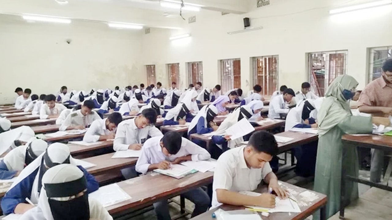 এইচএসসির প্রথম দুই পরীক্ষাতেই বিভিন্ন কেন্দ্রে ভুল প্রশ্ন বিতরণ