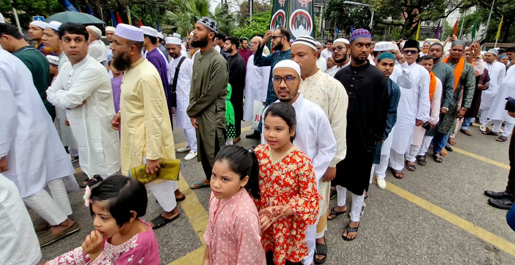 গুঁড়ি গুঁড়ি বৃষ্টি উপেক্ষা করে জাতীয় ঈদগাহে মুসল্লির ঢল
