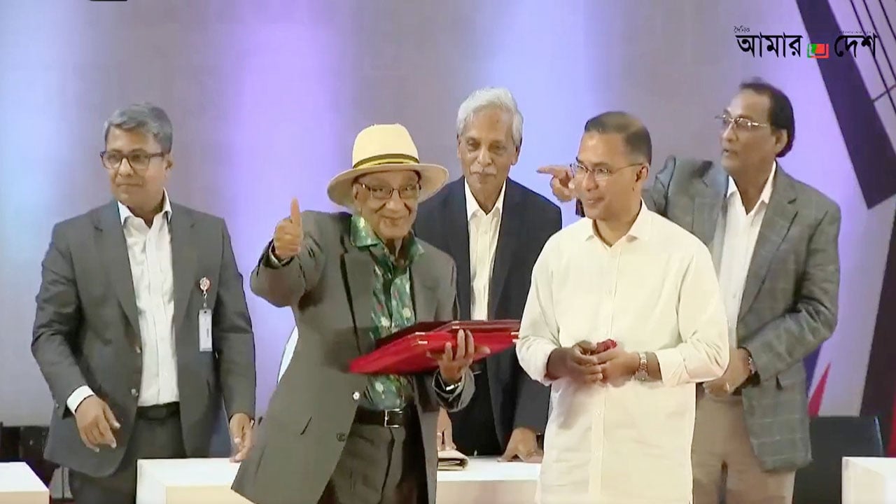 গুণীজনদের হাতে একুশে পদক তুলে দিলেন প্রধানমন্ত্রী