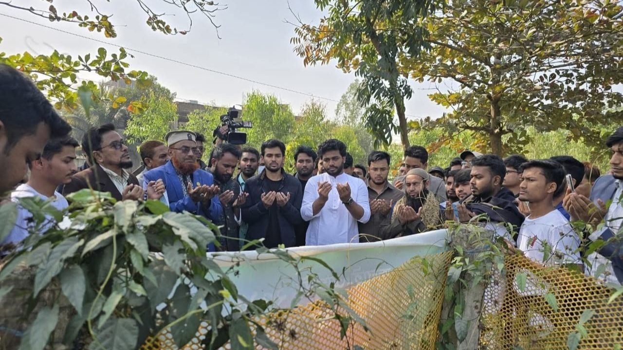 জুলাই শহিদ ইসমামের কবর জিয়ারত করলেন আসিফ মাহমুদ