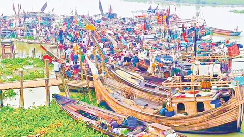 মা ইলিশ রক্ষায় ২২ দিনের নিষেধাজ্ঞা শুরু, আপৎকালীন সহায়তা নিয়ে ক্ষুব্ধ জেলেরা