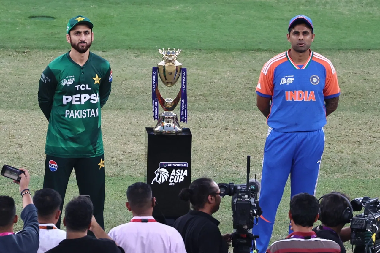 উৎসবের মঞ্চে ‘রাজনীতি বনাম ক্রিকেট’-এর লড়াই