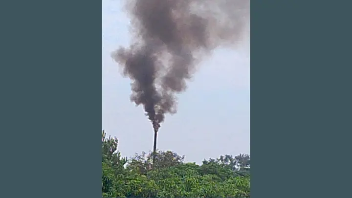 আড়াইহাজারে বাতাসে কালো ধোঁয়া, হুমকির মুখে পরিবেশ
