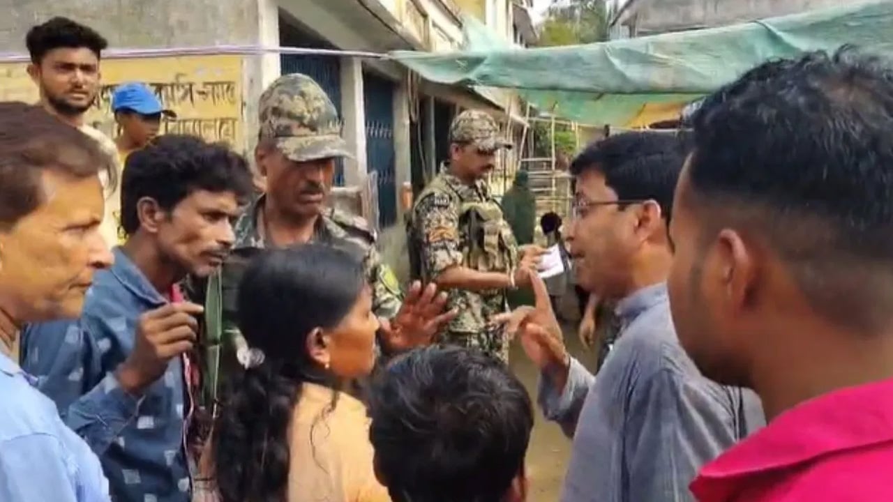 ‘ইভিএমে তৃণমূল প্রার্থীকে ভোট দিলে বিজেপির প্রতীকে চলে যাচ্ছে’