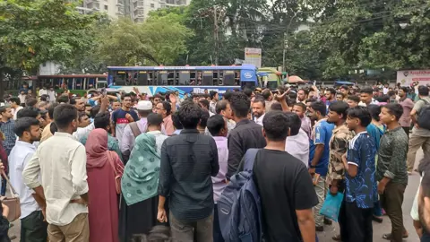 প্রশ্নপত্র ফাঁসের অভিযোগে যুব উন্নয়ন পরীক্ষা স্থগিত, নীলক্ষেতে অবরোধ