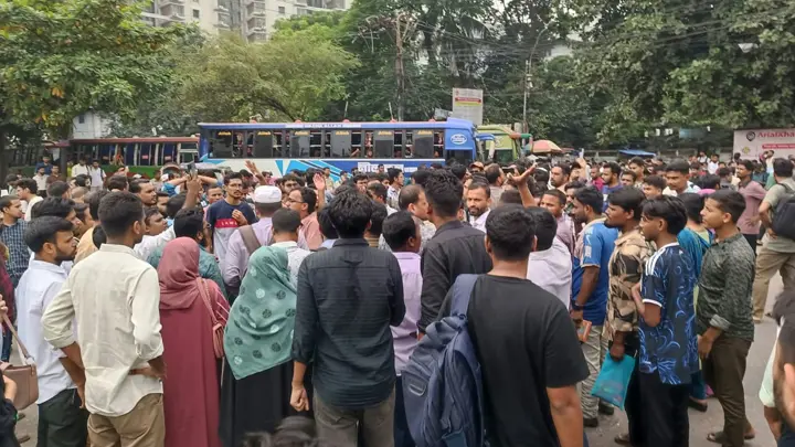 প্রশ্নপত্র ফাঁসের অভিযোগে যুব উন্নয়ন পরীক্ষা স্থগিত, নীলক্ষেতে অবরোধ