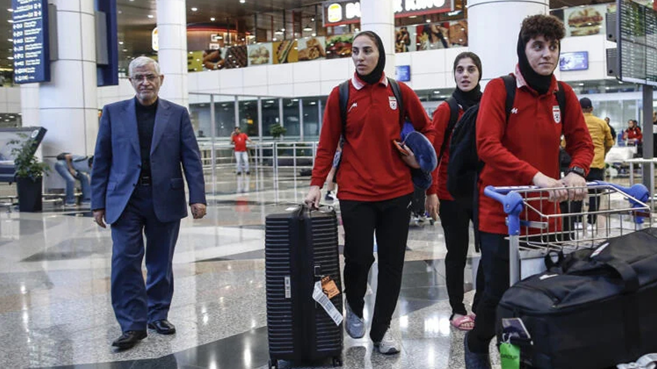 অস্ট্রেলিয়ায় রাজনৈতিক আশ্রয় প্রত্যাহার করে দেশে ফিরছেন আরো তিন ইরানি নারী ফুটবলার