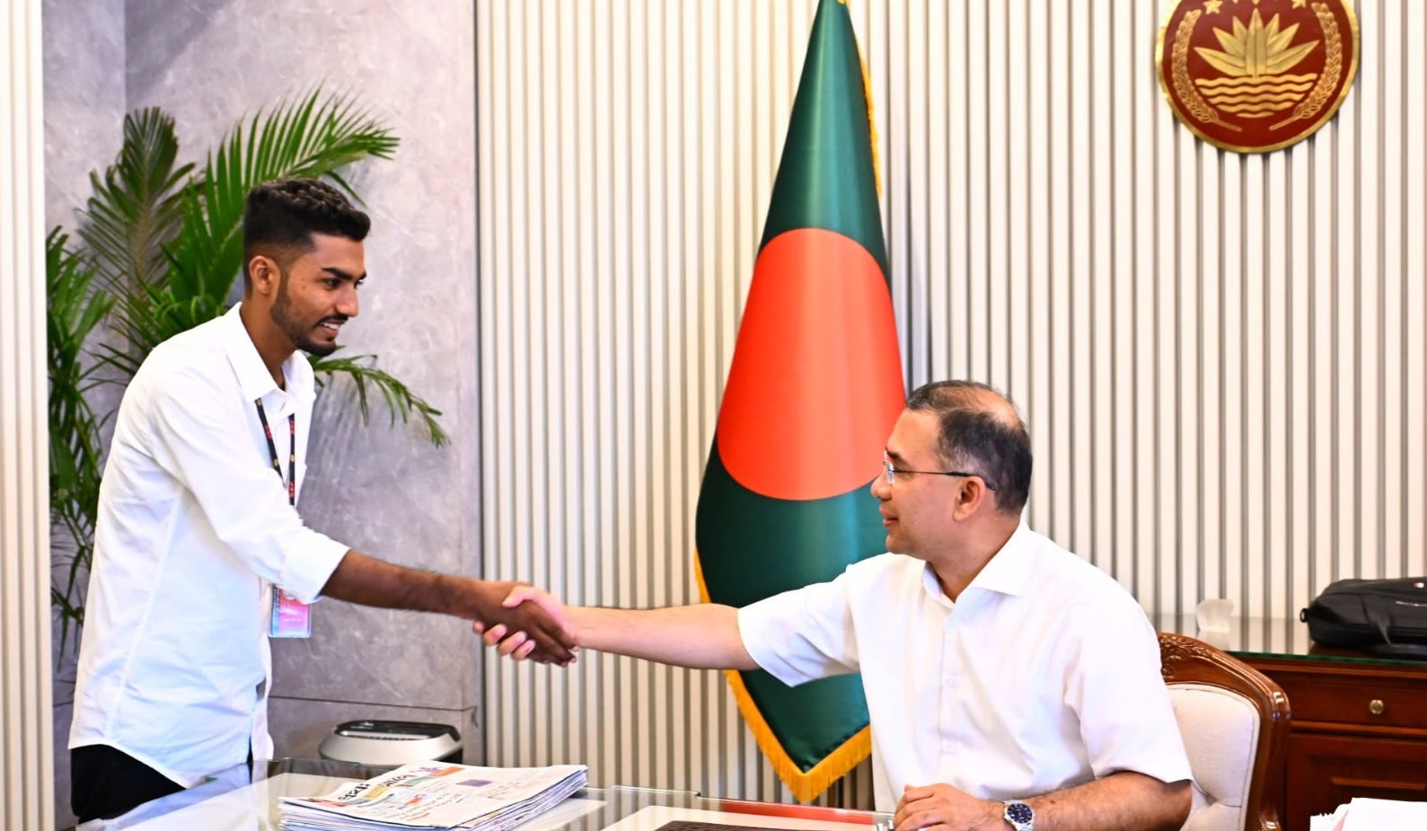 রক্তে ভেজা পতাকা নিয়ে প্রধানমন্ত্রীর সঙ্গে আজিজুরের সাক্ষাৎ