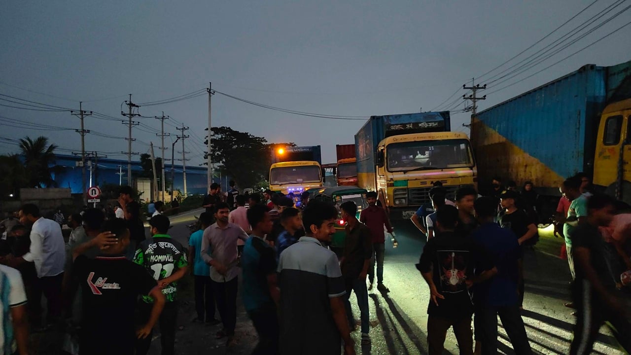 নারায়ণগঞ্জে বকেয়া বেতনের দাবিতে শ্রমিকদের মহাসড়ক অবরোধ, ১২ কিমি যানজট
