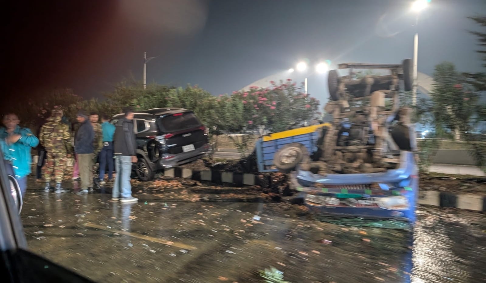 গভীর রাতে ৩০০ ফিটে ভয়াবহ দুর্ঘটনা