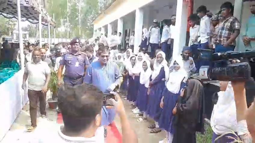 অর্ধশতাধিক শিক্ষার্থীকে তপ্ত রোদে দাঁড় করিয়ে প্রতিমন্ত্রী মীর শাহে আলমকে অভ্যর্থনা
