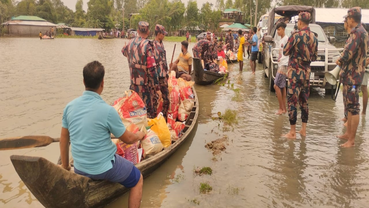 কক্সবাজারে বন্যাদুর্গত অসহায় মানুষের পাশে বিজিবি