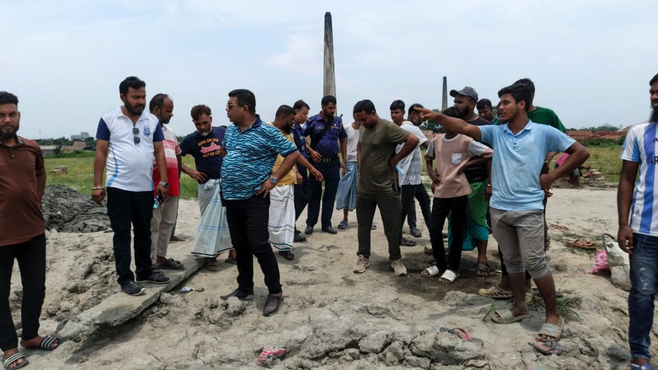 ফতুল্লায় অস্ত্র ঠেকিয়ে ডাকাতি, নারীসহ আহত ৪ ​