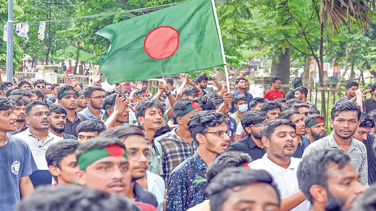স্বাধীনতার দাবিতে মানুষের স্বতঃস্ফূর্ত জেগে ওঠা