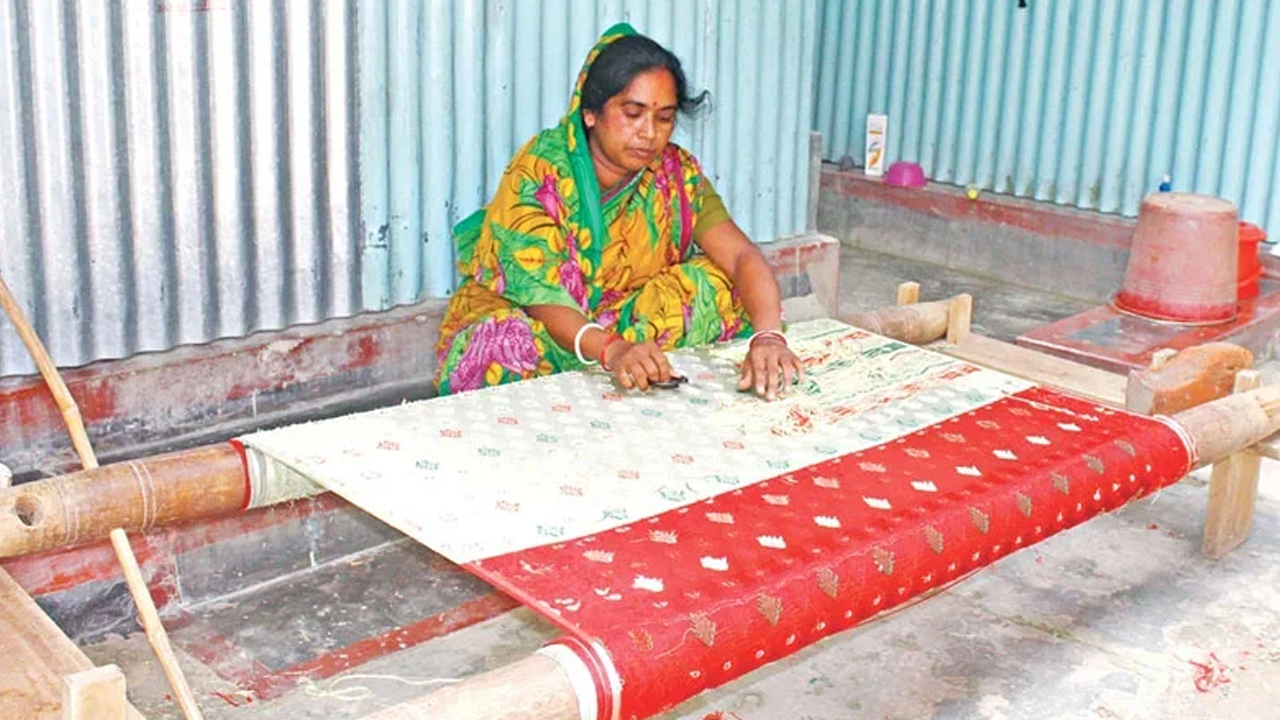 ইউনেস্কোর ঐতিহ্যের স্বীকৃতি পেল ‘টাঙ্গাইল শাড়ি বুনন শিল্প’