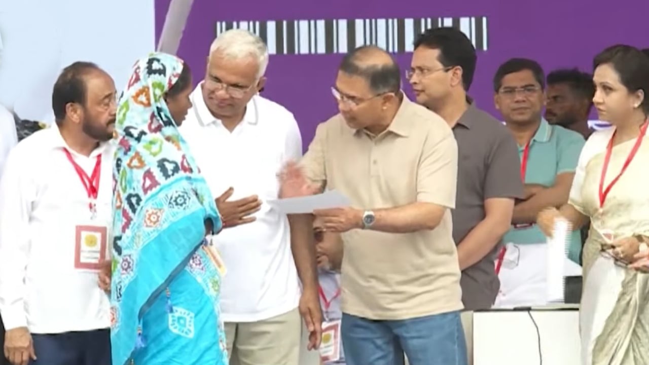 মৌলভীবাজারে ফ্যামিলি কার্ড বিতরণ কার্যক্রম উদ্বোধন করলেন প্রধানমন্ত্রী