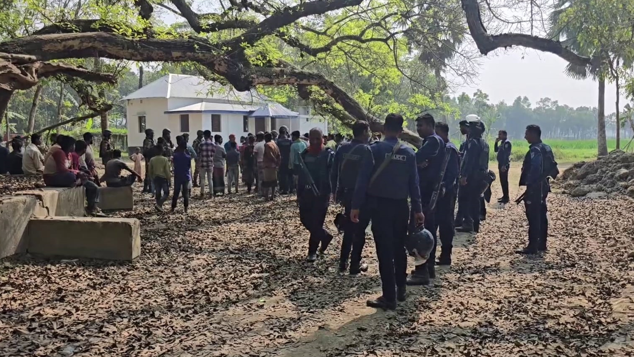 ফরিদপুরে আ.লীগ-বিএনপির দুই নেতার সমর্থকদের পাল্টাপাল্টি হামলা ও ভাঙচুর