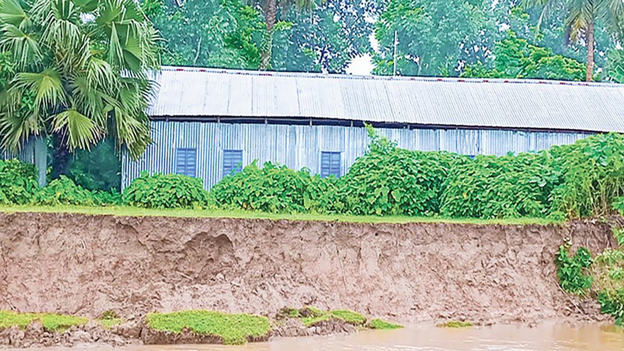 মধুমতির ভাঙনে বিলীন ১০ গ্রামের শতাধিক ঘরবাড়ি