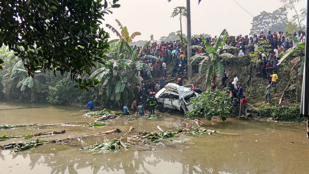 ট্রেনের ধাক্কায় মাইক্রোবাসের পাঁচ যাত্রী নিহত