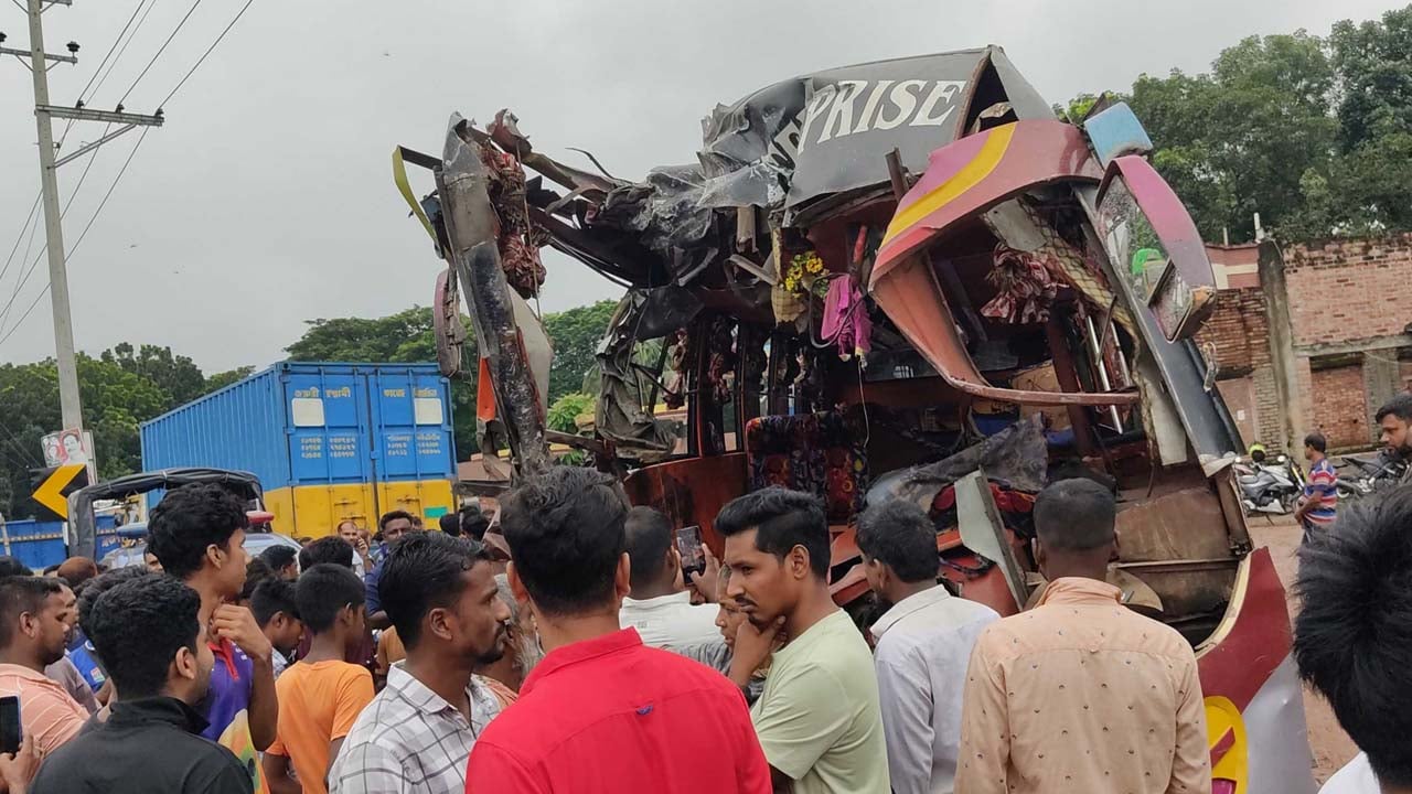 ফরিদপুরে দুই বাসের সংঘর্ষে নিহত ৩