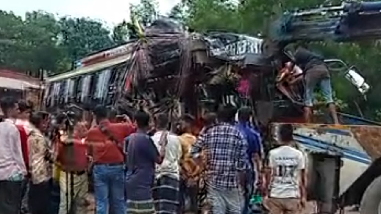 আবারো রয়েল পরিবহনের সংঘর্ষে নিহত ৩, আহত ২০