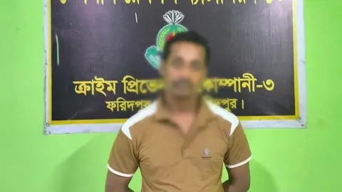 ফরিদপুরে ডাকাতি মামলায় পলাতক আসামি ঢাকায় গ্রেপ্তার, অস্ত্র উদ্ধার