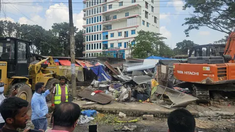 ফরিদপুরে সওজের অভিযানে দুই শতাধিক স্থাপনা উচ্ছেদ 