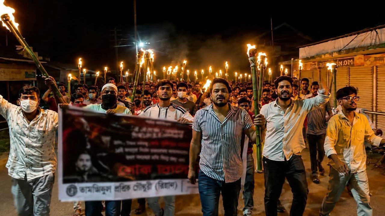 ফরিদপুরে নিষিদ্ধ ছাত্রলীগের মশাল মিছিল 