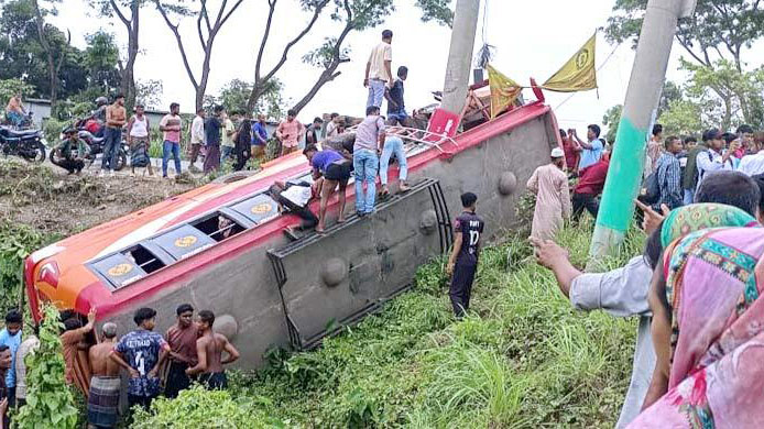 ফরিদপুরে যাত্রীবাহী বাস দুর্ঘটনা, নিহত ৭