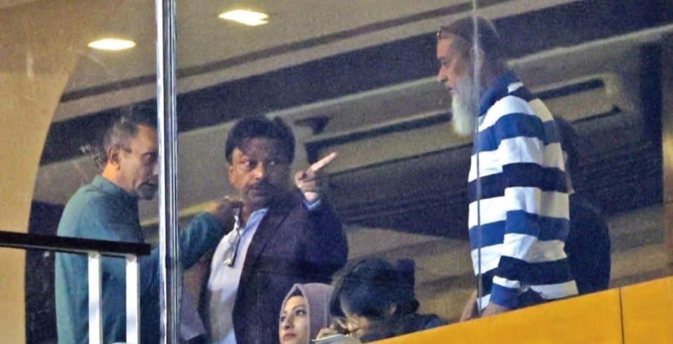 ছবি ‘বিতর্কে’ মুখ খুললেন পাইলট